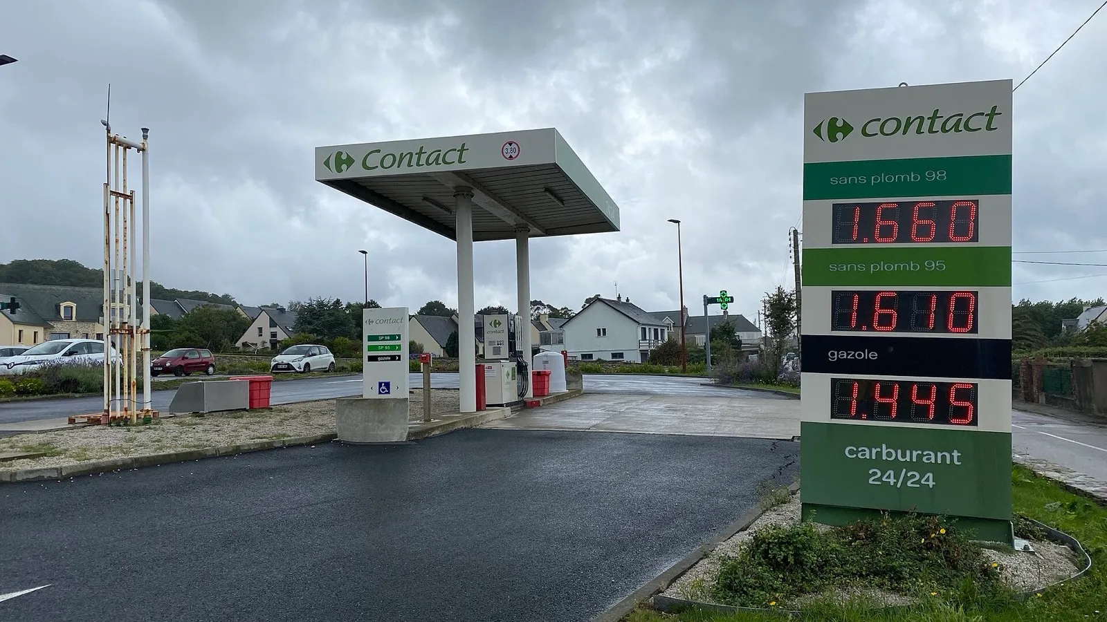 Station-service de supermarché en France avec ses prix affichés sur un totem